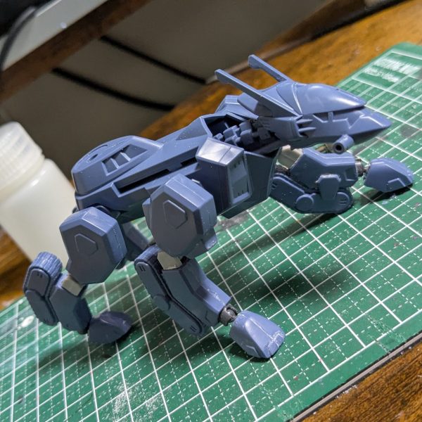 とりあえず四足の工作完了。100均パーツ見えまくりなジェネリック可動化ですが。首とかキャタピラ部とかは私には無理そうなのでHGには程遠いけれど、私的にはそこそこ満足。（1枚目）