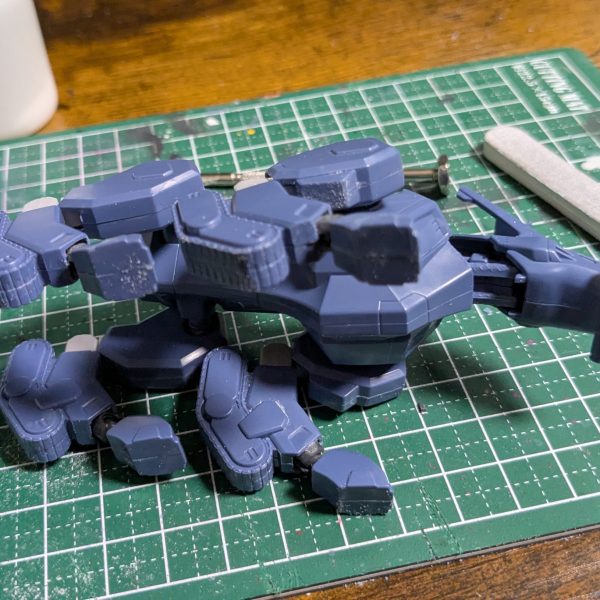 とりあえず四足の工作完了。100均パーツ見えまくりなジェネリック可動化ですが。首とかキャタピラ部とかは私には無理そうなのでHGには程遠いけれど、私的にはそこそこ満足。（3枚目）