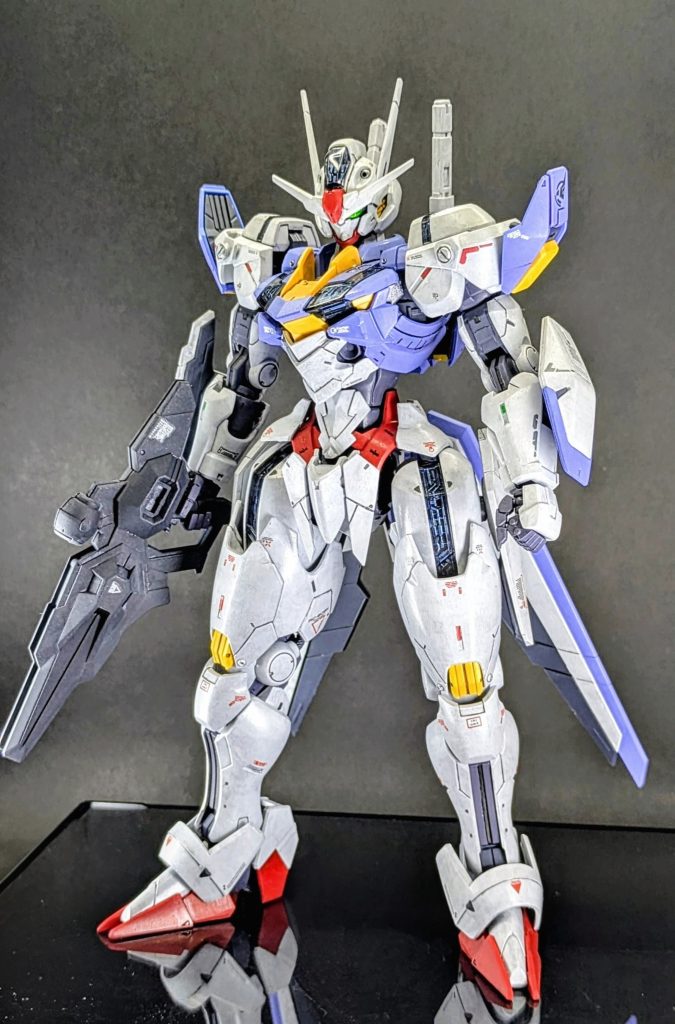 今回最大の頑張りポイントは白い装甲部分を三色重ね塗りしたことです。塗り順は以下の通り(数字が大きいほど表面側)。1層目:水性ホビーカラースーパーファインシルバー2層目:水性ガンダムカラー ディアクティブホワイト3層目:水性ガンダムカラー 水星の魔女 ガンダムエアリアル ホワイト前回のF-2ザクIIは清水圭さん式の塗装でしっかりと下地を透かしてぬりましたが、今回はキレイっぽく見せたかったのですこーし透かすくらいの塩梅で塗りました。下地のシルバーのおかげで艶のある上品な白になったなと思います。この塗り方は知り合いのモデラーさんがエアブラシ塗装で塗ったということと、清水圭さんが作例でやっていたので参考にしました。とても良いヒントになりました。