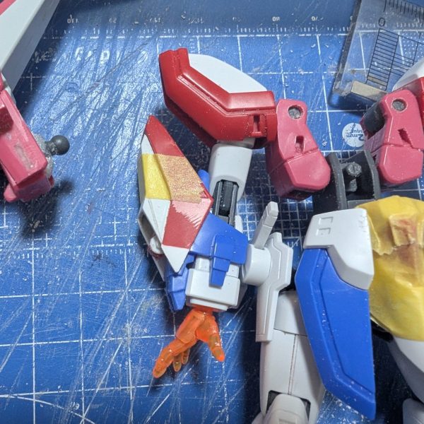 腕はこんな感じで変形します。このバーツは前回のガリアンアーマーで使ったZガンダムの足の余り（1枚目）
