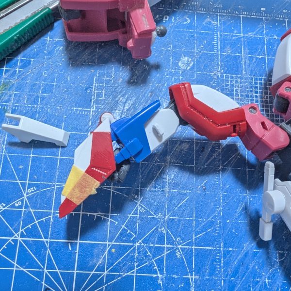 腕はこんな感じで変形します。このバーツは前回のガリアンアーマーで使ったZガンダムの足の余り（2枚目）