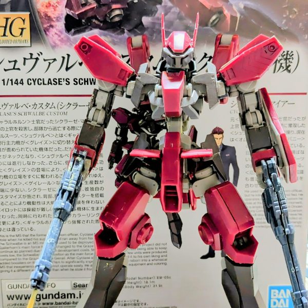    シュヴァルベグレイズを作っていたら相変わらず急に作りたい病が、発動してシュヴァルベカスタムが、気になって積みプラの山から発掘。製作を開始しました。   グレイズ系3体目となると製作スピードがUP。グレイズは、大体の形になるのに約2週間位かかった。シュヴァルベグレイズは、約1週間位。今回のシュヴァルベカスタムは、約20時間で大体形になった。 先のグレイズ、シュヴァルベグレイズとは違う製作方法で作った。 足首？つま先は、グレイズはプラ版主体で。シュヴァルベグレイズは、プラ版とポリパテで半々で製作。今回のシュヴァルベカスタムは、一部プラ版を軸にポリパテで形にしました。    脚の延長方法も先のグレイズ、シュヴァルベグレイズとは、違う方法で延長しました。特にD1⑥のパーツ。D1㉒、D1㉑とのパーツとの接続の強度が心配だったけど大丈夫そうだった。  更に、スタイルがUPしました。 （1枚目）