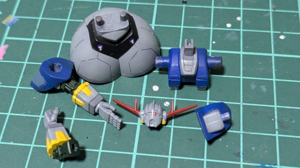 青はガンダムカラーのZブルー、スカートのグレーは№335と№305.赤はいつものXUGシナンジュレッド。しかしこのシナンジュレッドも残り僅か!?最近売ってる所を見ない気がするです。黄色はキャラクターイエロー。(多分+白少々)腰の黒いベルトはミッドナイトブルーを持ってなかったので、適当に作りました。バーニアは№61焼鉄色です。墨入れはエナメルのフラットブラック。最後につや消しトップコート吹きました。