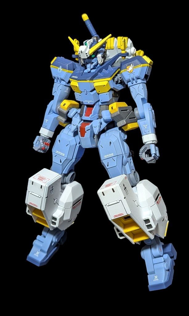 ヘイズルはジム・クゥエルがベースなのでGQ版はゲルググ(GQ)をベースにしましたGQ特有の異形感を維持しつつ、ぱっと見でヘイズルと分かるよう特徴的なパーツを盛り込みましたまた、GQ機体はカラフルなものが多かったので元のヘイズルより少し明るめT3カラーで塗装