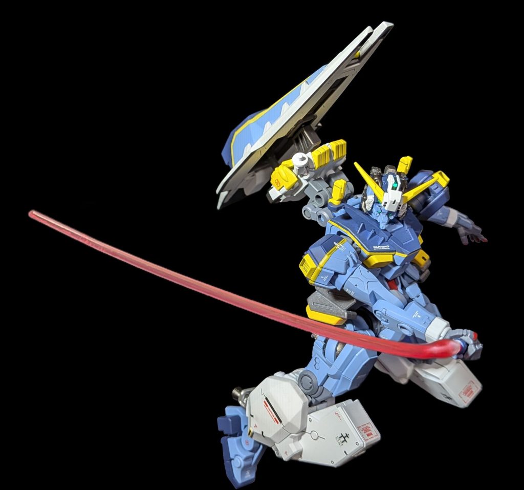 脚のアーマーは可動を邪魔しないようにしたのでダイナミックなポーズが可能!