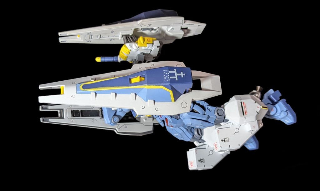 シールド三枚で高機動仕様も再現可能見えていませんが肩部付近のグリップを握らせています