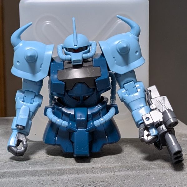 HGUC MS-07B-3 グフカスタム製作中!今日は両腕を組み立て。今回の製作で目指す前回との違いは銃火器塗装とモノアイ含むレンズ類をシールから塗装へ変更。そして汚しは念入りに。とりあえずモノアイは塗装済み。