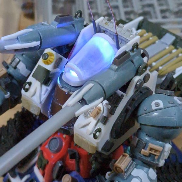 量産型ガンタンクの顔が出来ました！！最初はキットに付属のコクピットを切り刻んで作ろうといろいろやりましたが、結局納得いくものができず自分でスクラッチすることにしました💦アンテナはデキるだけ細く長くしたかったので、金属のワイヤーを使って再現しました(gundam-kao2) これで造形に関しては完了したので、塗装工程に移りたいと思います🙋🏻（1枚目）