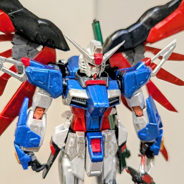 ディスティニーガンダムSPECIIを作成中あとはデカールと関節部の発光ギミックのみ。蛍光塗料を何にするかを日々いろんな方の作例見て模索してます。（1枚目）