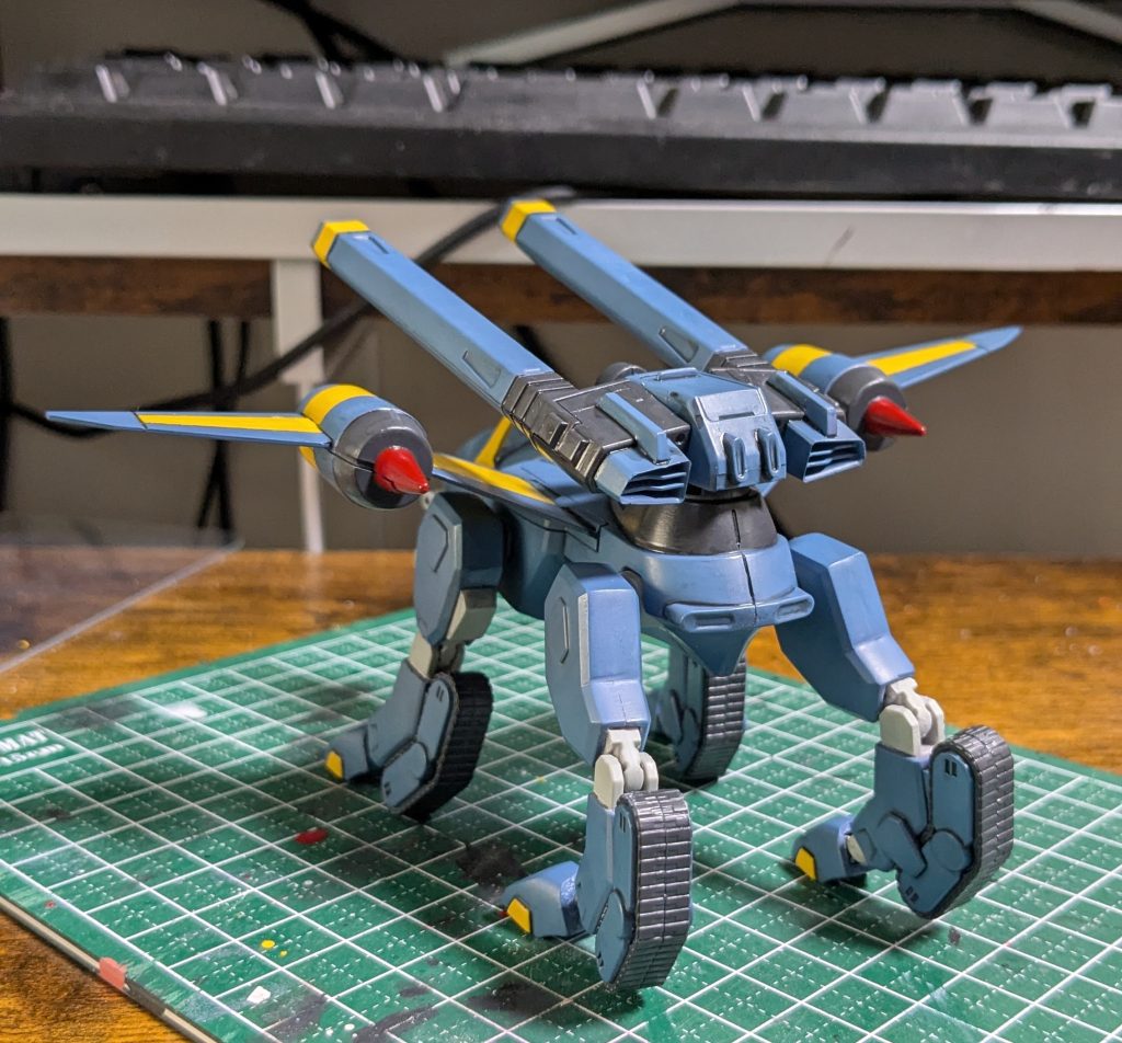 うしろすがた。羽根についてるなんかエンジンっぽいのの所がしょぼい以外は結構いいかんじの造形です。