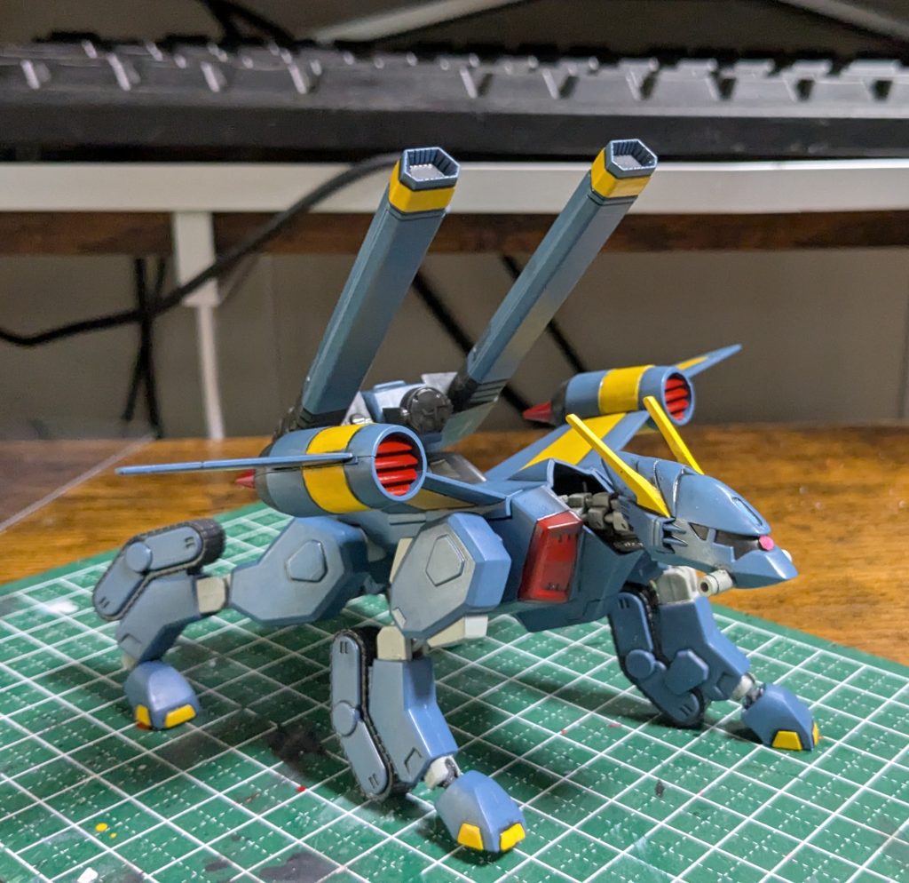 伸びーなポーズ。まあ可動増やしたとはいえ、できるのはこの程度。首まがるようにもしたかったけれど、ちょっと私には難易度が高かったので断念。