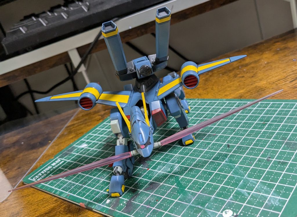 大量に転がってるなんかのビームサーベルが無加工でくっつきました。ビームサーベル沢山ありすぎてもうどれがどのキットのやつか全然わかりません。まあどれでも大して変わらんやろ。