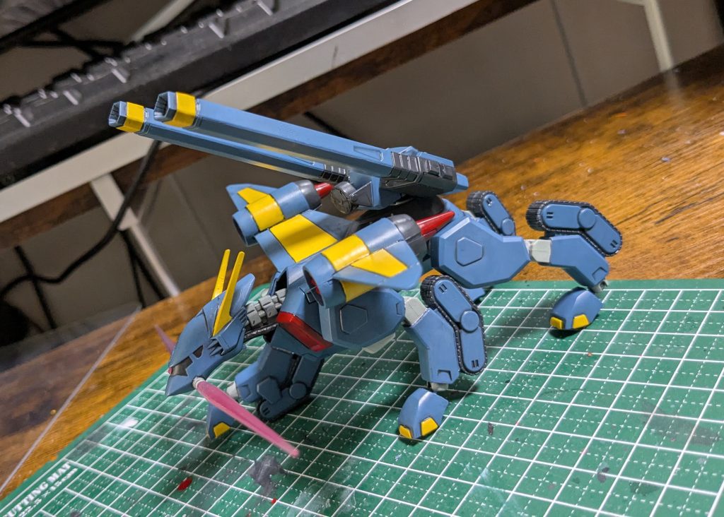 横から。改造に使ったパーツの都合で足は元のキットより長くなっちゃってるんですが、それが幸いしてずんぐり感が払拭されたような気がします。というわけで、コレクションシリーズの8体目、（モビル）バクゥさんでした。次はグーン(立体化がコレクションシリーズのみ)だとまた工作したくなっちゃいそうだから、三馬鹿のどれかかなあ？