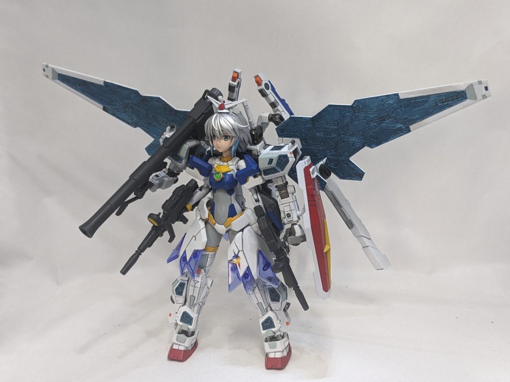 「失礼、あなたがシュウジ・イトウですか?」「そ、それは僕の名前だけど?」「呼ばれて飛び出て、私来ちゃいました」「は、はあ…僕が呼んだ。のか?」シュウジの中でいろいろな疑問が渦巻くが、考えがまとまるより早く、その肩に手が置かれて強制的に振り向かされる。目の前に現れたのはマチュのドアップ顔、しかも…。「え?な、なにマチュ?目がいつもの三白眼を通り越して虚無の深淵になっているよ?」「よくわかんないけど、異世界から女の子をデリバリーするなんてそれどこのハーレム主人公なのカナカナ‽」「え?まって‼人を勝手になろう系にしないで‼」マチュの目が「何してやがんだこの腐れ浮気者?」と雄弁に語っている。人はNT能力がなくても意思を伝えられるという好例だろう。「え?修羅場?SYURABAですかこれ⁈ちょっとお菓子用意するんで停止ボタン押してもらっていいですか‽」「あんたはだーってろい‼」そしてこの状況に昼ドラをガン見するおばちゃんよろしく、食いつく正体不明の異邦人と怒鳴りつけるマチュ、キラキラ世界はいい感じに混沌としている。