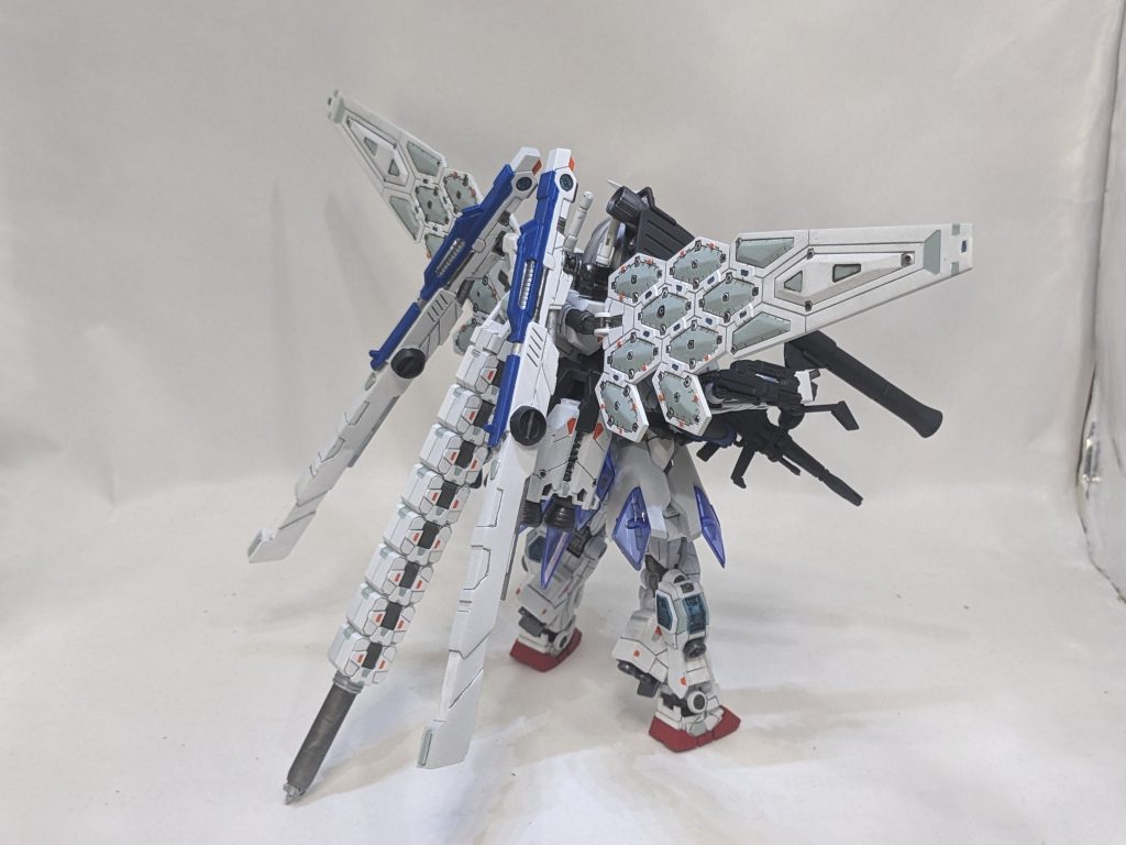 「ち、違う。僕が呼んだのは本物のガンダムで、MSで、こんなわけのわからない女の子じゃない」「あ、それはRX-78-2ガンダムのオジキですね」「「「は?」」」一瞬、静寂が四人の間に流れた。「私はRX-78F00ガンダム改です気軽に万博ちゃんと呼んでください」「いや、本名がかけらもかすってないのにどこから来たそのあだ名‽え、つまり別人?っていうか別MS?セーフ、これは圧倒的セーフだよね?マチュ‼」「あ~、そうなのかな?」「お願いだからそこで疑問符にならないでマチュ、僕は無実だ‼」浮気を疑われて弁明する夫みたいな様子に、マチュの中でこれは白かな~という考えが浮かぶ、そもそも男女関係をにおわすやり取りはなかったし、何なら彼女に対してシュウジは終始腰が引けて警戒している。「うん、ごめんねシュウジ。ララァの所でお世話になっていたせいでどうも思考がピンク色になっていたみたい」「ご、誤解が解けたようで何よりだけど、え~っと…万博ちゃん?オジキ…本物のガンダムは…何処?」何とか気を取り直したシュウジが正体不明あらため、万博ちゃんに問いかけた。「はい、オジキはイベントに参加していて来れないんで、私が代理できました」「え?イベント⁈」「詳しくは言えないんですけど結構大きなイベント会場で右手を天に掲げて膝まづいてオブジェになっています」「な、なんじゃそりゃ⁈」あんまりにもあんまりな返答にシュウジが叫んだ。そんなシュウジを見るマチュは今日は珍しい感情的なシュウジをよく見るな~と少々現実逃避気味に思っていた。