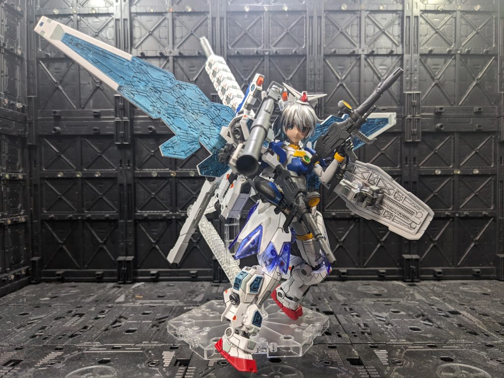 ジークアックスとジフレドが入れ代わり立ち代わり攻撃してくるのを、万博ちゃんが四本の腕で対抗する。ビームライフルを盾でふさぎつつバズーカを放ち、バズーカの球をサーベルで切って煙幕にして距離を詰める。煙を抜けたところにビームサーベルを叩き込むがビームアックスで受けられたのでけりを叩き込んで距離をとる。ジフレドがファンネルを使えば万博ちゃんもグラスフェザーを単会して対抗する。『っていうか、いつの間にかオメガサイコミュ発動してませんかこれ⁈無茶苦茶顔の拘束具が展開しているんですけど⁈」「なにそれ‽」『無自覚⁈ああもう。時間がないのに‼こうなったら』覚悟を決めた万博ちゃんが二人に背を無kじぇて加速する。単純な速度で言えば万博ちゃんの方が上のようで、彼我の距離は一気に離れた。十分距離をとった所で万博ちゃんが振り返り、バックパックが展開される。後方に展開していた日本の槍が天を突き、前方に倒れることでその正体が理解できるようになった。「え?大砲‽キャノン‽」「ここに来る前にDXのお兄さんからドロ…パク…返却期限なしで借りてきたツインサテライトキャノンです」あ、こいつ借りパクってきやがったなと誰もが思った。DXなにがしさんは今頃泣いているんじゃなかろうか?