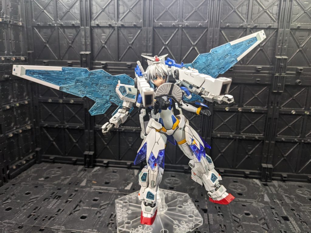 グラスフェザー装備や全身のクリスタルが青く輝きを放ち始める。同時に胸のミラーパーツにどこからか放たれた光が吸収され、さらに輝きを増していく。「通常のマイクロウェーブだけでなく、グラスフェザーからのエネルギー供給で365日24時間打ち放題、しーかーも両方を合わせた威力はターンAお兄さんも二度見をするレベルってもうわけわかりませんねこれ‼」半分位は理解不能だったが、とんでもないエネルギーが万博ちゃんにチャージされているのは誰が見ても明らかだ。『マチュさん』「ひげマン⁈」『そのMSは…MSか?とにかくこの世のものじゃない。逃げなさい』「に、逃げられるなら逃げたいけど、逃げられるのこれ⁈」万博ちゃんがMSの右手のパーツを外し、銃形態にしてジークアクスとジフレドに向ける。NTの感覚が自分たちがロックオンされたと伝えてくる。『それでは皆さん?ちょっと、頭冷やしましょうか?』ニッコリ笑顔と共に、万博ちゃんの背後に白い魔王様を幻視した直後、銀河を貫く一閃が放たれた。