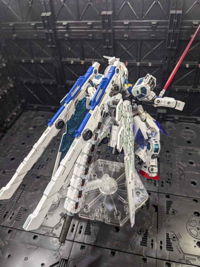 『あ、マチュさん、こっちですよ~』マチュが近づけば、当の万博ちゃんは手を振ってフレンドリーに迎えてくれた。いまさらだが、なんで真空のはずの宇宙空間で声が届くのか謎だ。気にしてはいけない気がするので気にしない。『さあ、お話の続きを…』「ねえあんた、ララァを殺しに来たの‽」前振りも何もなく、直球で本題をぶつけた。万博ちゃんは一瞬きょとんとして…。『え?殺す…まあそうとらえなくもないっていうか…う~ん』「ララァは殺させないよ‼っていうかあんたでっかくなっていない⁈」最初から気が付いていた事実に、どうしても突っ込まずにはいられなかった。キラキラの世界では同じくらいの大きさだったはずだが、こっちの世界に来たとたんMSサイズになっている。『え~まあわたしもMSですから』「すごく、でっかいです」『そうでしょう何よりこのサイズの私はですね』「私は‽」『空前絶後、バストサイズZZZオーバーなんです』「………………あ⁈」マチュの声にドスが混じり、三段階は低くなったが、万博ちゃんはそれに気が付かない。むしろ胸をそらしてバストを強調するという暴挙に出れば、マチュの中で何かが切れる。