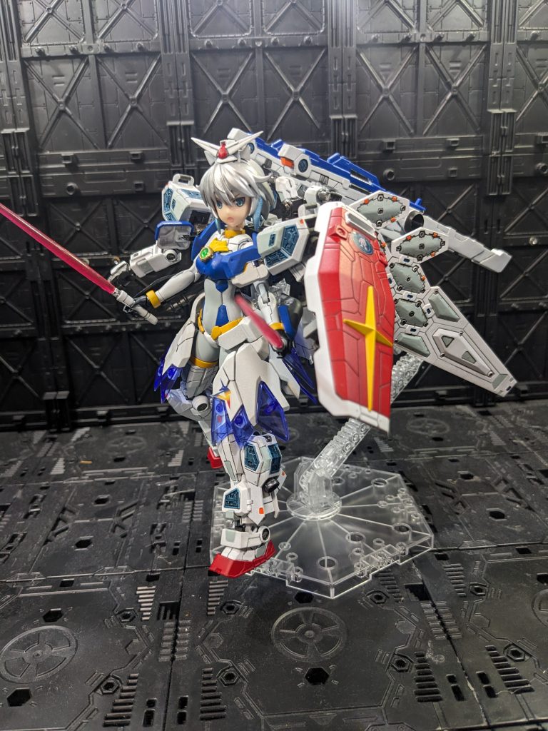 「はっ!」キラキラ世界からはじき出されたマチュは、ジークアクスのコックピットにいる自分を認識した。直感でイオマグヌッソを見ればその中から飛び出してくる何かの光がある。『私が、キターーーー‼」間違いなく万博ちゃんだと確信した。さっき会ったばかりだがあれは間違いないだろう。なら放っておいてかまうまい。「シュウジは⁈」『…ここにいるよ』「どこに、ってハロ⁈」シュウジの声のもとはハロだった。「なんで⁈」『本当ならね、ガンダムに乗り込むはずだったけど、あれは無理だから…どうしようと思っていたら…キラキラからはじき出されて…こんなことに…」「シュウジ…とりあえず女の子の中に入ろうとするなんて字面だけでもセクハラだよ‽」『…あい、すいません』シュウジの不幸が止まらない。涙腺がないはずのハロから涙が流れるのはどういう原理だろうか?NTの共感性がイメージで見せているのか?「ねえシュウジ、なんであの子、っていうかガンダムを呼んだの?」「…終わらせるためだよ。ララァを殺して、この世界を終わりにする」「そんな、じゃああいつはララァを殺すために来っていうの?」「多分…僕の望みを受けてこの世界に来たとしたら…」「そんなこと、させない‼」マチュはジークアクスを発進させた。