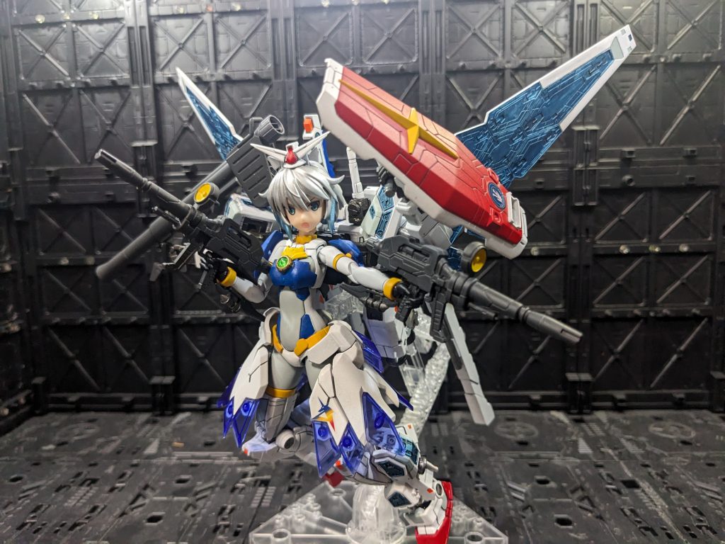 『ど~ですか、つまりこの世界でのバストクイーンは文句なく私の…ってぎにゅあ‼』気が付けば、ジークアクスの手が万博ちゃんのZZZをつかんでいた。しかも触るという生易しいレベルではなく、鷲掴みで捥ぎにかかるレベルでだ。痛みに涙目になった万博ちゃんがお胸ガードで距離をとる。『な、なんばすっとですか⁈女同士でもセクハラの概念はあるんですよ⁈』「あんた、それはだめだろう?ZZZなんてそんなサイズ、エロ男子の妄想の中にしかあっちゃいけない代物だろう‽もぐぞ貴様‼」『え、えっと…マチュさん‽お胸にコンプレックスでもおありで‽』なんか地雷を踏んだらしいと察した万博ちゃんがさらに距離をとる。「この童顔と低身長と着やせするせいで初対面の奴はみんな私のことを貧乳だと勘違いしやがる。あるっつーの、少なくともコモリンよりはあるっつーの‼こちとらコモリンのブラをサイズで破壊した前科者だぞこら‼」『おいこらマチュ‽』いきなり入ってきた通信に三白眼で見れば…笑顔のコモリン…しゃべりすぎたことに気づいたマチュが真っ青になった。『…マチュ‽』「サーイエスサー」『その駄肉は捥いでよし』「サーありがとうございますサー」『それと後で面貸せ』「さーいえすさー」青筋がはっきり浮いている小森に対し、それ以上言えることはなかった。デッドオアアライブ、マチュの明日はどっちだ‽「よっし、とりあえずそれを捥ぐか‼」『ちょ⁈それ絶対八つ当たりじゃないですか‼」大宇宙を駆け回る壮大な追いかけっこが始まった。