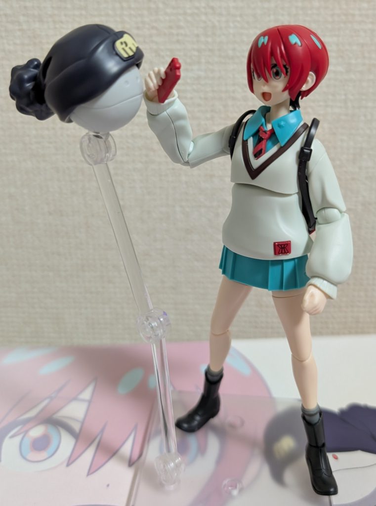 ハロとたわむれるマチュ。