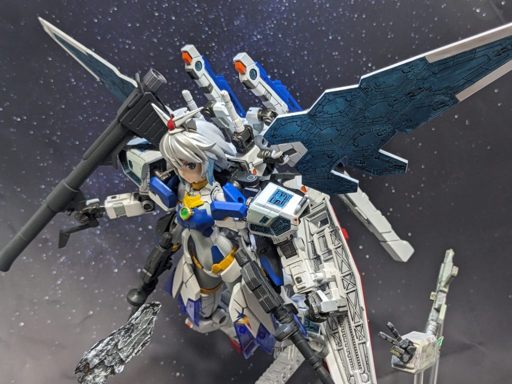 『落ち着いてくださいマチュさん、サイズが戦力の決定的な差ではありません。張りとか形とか…』「同じ女なめんな‼そんな事を言う奴は実はそっち方面でも結構自信あるってバレバレなんだよ‼」『それはまあ…ねえ‽っていうかパイスラッシュでもして主張すればいいじゃないですか‼』「ZZZのパイに何挟むつもりだ機様⁈つくづく男の妄想を具現化してやがるなこの野郎‼よ~しモギモギしちゃうぞ~待て待て~♪」『なんで思考が親父よりなんですかこの人⁈マチュさん、断言しますけどあなたは今女の子に向けてはいけない顔になっているはずですよ。落ち着いてください‼』「あんたララァを殺しに来たんでしょう‽‼二重の極みで私の敵だーー‼」『だからそ「マチュ、援護するよ‼」な、ニャアンさんまで参戦してきた⁈」ジフレドが参戦したことで鬼ごっこの鬼が二体になった。『ニャアンさん、あなたお胸にコンプレックスなんてないでしょう⁈なんで追いかけてくるんですか⁈』「マチュが楽しそうだから」「サンキュ、ニャアン」『なんて感動的なマブ、ああもう‼』二対一じゃ逃げきれないと判断した万博ちゃんが反転して反撃を開始した。それにマチュとニャアンも応じる。『っていうかこんな状況でマブ戦術を完成させないでくれませんかね⁈』「ムネオイテケー」『とっくに妖怪化しているじゃないですか‼』