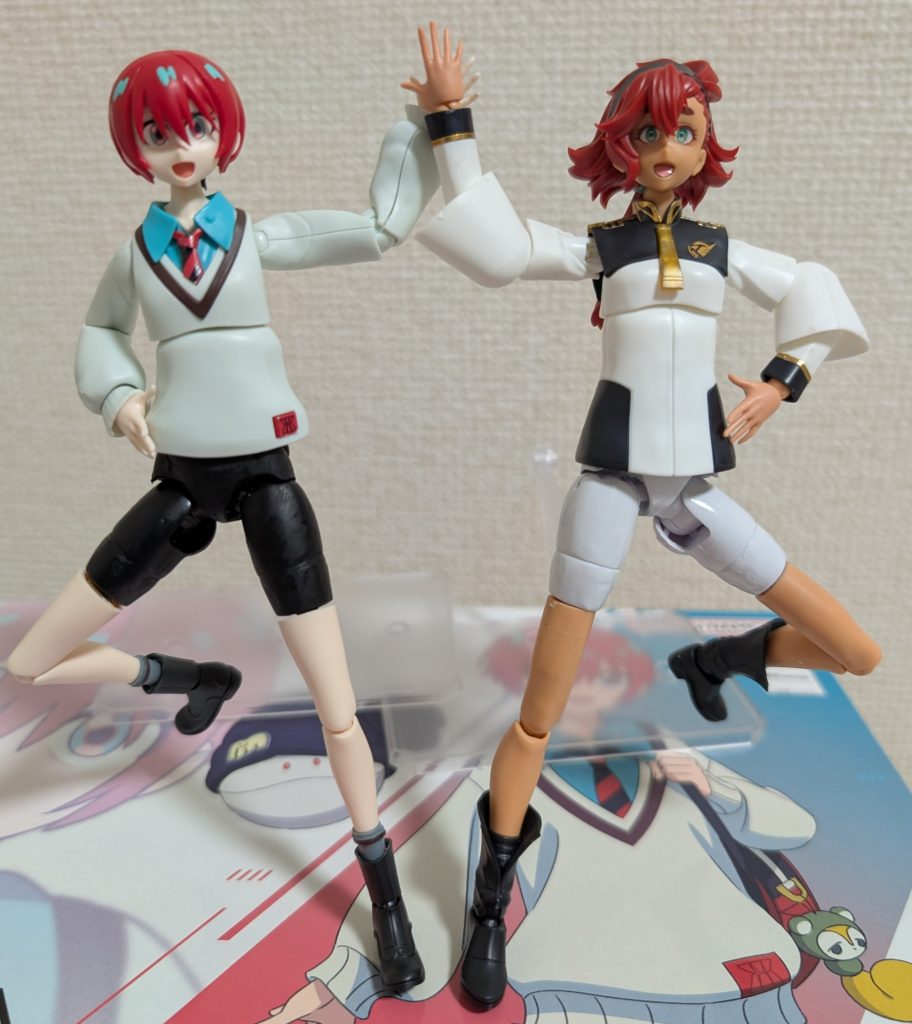 お揃いのスパッツ姿になってハイタッチ♪♪マチュ「スパッツ、動きやすくて良いね、スレッタさん」スレッタ「その通り、スパッツ最高でーす、マチュさん」