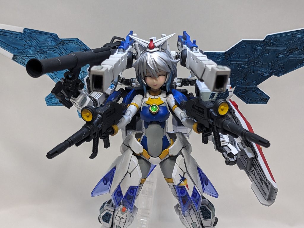 「はい?」「え、なんでキラキラの中に‽」ツインサテライトキャノンで撃たれ、こりゃ死んだと思ったマチュとニャアンはしかし、気が付けばキラキラの世界にいた。しかも二人だけでなく、シャアにシャリア、エグザベにコモリまでいる。共通点はNTだということだろう。「っていうかなんでシュウジとララァが正座してんの?」なんか隅っこっぽい場所にシュウジとララァが正座している…だけでなく、首から【迷惑かけてごめんなさい】と書かれたプレートを下げている。しかもむっちゃ震えている。スマホのバイブ機能よりも小刻みだ。「お二人には先にいろいろと説明したので素直に正座してくれました。具体的にはサテライトキャノンの砲口にそれぞれ頭を突っ込んで…」「予想よりもとんでもないことしてる⁈万博ちゃん、わけわかんないんですけど‽」「はい、なので訳が分かるように説明します。OHANASIを始めましょう」そういってにっこり笑う万博ちゃんに逆らえるものはいなかった。同じ笑顔で極太ビームをぶっ放された恐怖は消えていない。そして始まる説明…説明中…説明中…。「つ、つまり、ララァがシャアの死に発狂して死なない世界を求めて世界を作りまくって、この世界もその一つってこと‽しかもシュウジがシャアさんが死んだらララァを殺して世界をリセットしてきたって言われても、そんなことある‽」「信じられないでしょうが真実です。元の世界では最強のNT 論では天パかシャアさんかですが、NT能力っていうことならダントツでララァさんなんです」