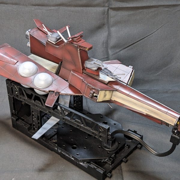 フルスクラッチで制作中のムサカ級4番艦です。塗装まで完了。グラデーションはキツメです。予想以上（ ？）にムサカムサカしてますね。組み立てながらボロボロ落ちるのでストレスMAX！デス。いつも通りデスね。シャー大佐に倣って赤色なのですが軍艦的に許容できる赤さにしまして、言われてみれば赤い！赤いぞ！にはならないようにしてます。制作中に5D'sの一挙放送があったので（ ？）捗りました（ ？）　あと制作中アホみたいにネオジオン艦隊出撃の音楽を聞いてました。シャーズビギン♪泡プレイ♪プレイ♪あとデカール自作します。10月のナガノモデラーズに出品します！泡プレイ♪プレイ♪（3枚目）