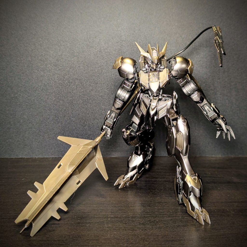 光を当てるだけでかっくいー！頭の角は尖らせたよ！塗装環境を整えてから全塗装の呪いに掛かってたからカジュアルに楽しめた！こういうのもいいね！