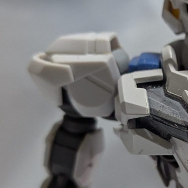 まだやってます。完成はいつになるやら。 一度は形になったはずの肩アーマージョイント。もともとはガンプラの肩アーマージョイントがアニメの設定画にない形状だったのが気に入らずジョイントごと作り直そうとしたのが始まりで、試行錯誤の果てにボールジョイント接続で完成を見たのですが… 肩が上がらない…！！素立ちのプロポーションばかり優先してたから肩アーマーの可動域が死んでるとは気づかなかった… しかしボールジョイント接続は結構悪くないので角度を変更して作り直し。ついでに接続部分を体側に近づけて再設計したことにより、肩アーマーが少し上に上がったけど腕が水平まで上がるようになったことを確認。（画像左が失敗した肩、右が再改造後） それにしても、バックパックのデザインが決まらない…どうしよう（1枚目）