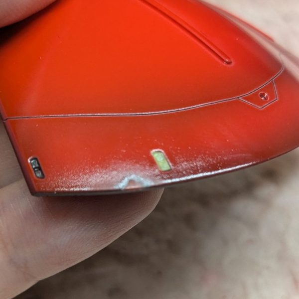 どうしても気になる傷を発見…タッチアップ塗装を試みるも、どうにもならない😭 諦めてヤスリガケ→下地→グラデーションホワイト→クリアルージュまでを突貫作業😅修正部分が明るくなりすぎたので、最後はクリアルージュにマホガニーを２滴垂らしたものでシャドー吹き💨取りあえず見れるぐらいにはなったかな😅（1枚目）