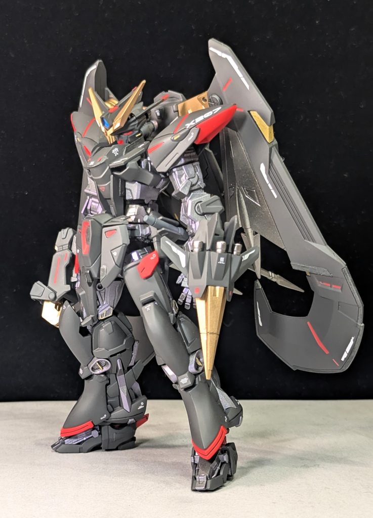 まずは全体像から。ベースはHGゴールドフレーム天ミナです。そこにHGブリッツのパーツを流用しています。主に、肩アーマー、フロントスカート、リアスカート、ブレードアンテナ、一部胸部アーマー、武装類です。完成後だとわかりにくいのですが、HGブリッツの流用部分は少なめです。ミキシング工作としては、頭頂部と胸部アーマーのみ大きく形状を変えプラ板工作を行い、他は取り付け(接続)部分を調整した程度です。