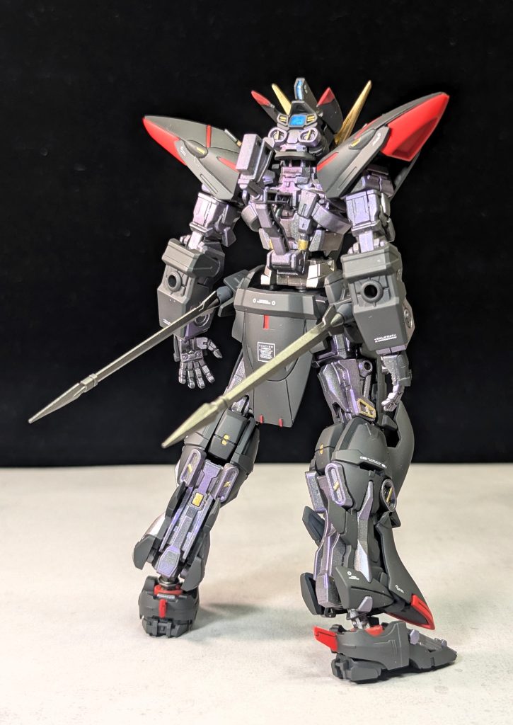 背面はリアスカート以外、大きな改修は施していません。リアスカートの下端にはレッドチップを採用。HGサイズだとかなり細かい作業で大変でした(笑脚(ソール)部分はHGアストレイ ノーネイムから流用しています。かかと部分の赤い羽根はジャンクパーツです。後期のHGアストレイ(フライトユニット装備、セカンドL、天ミナなど)は、稼働やスタイルが申し分なく、ミキシング素材として4~5体ほどストックしています。かなりお気に入りキットです。