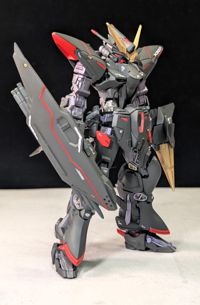 こちらはブリッツをリスペクトした形態。多少配色をアレンジしていますが、ブリッツのイメージをスポイルしないようにしています。今回の作例では、アストレイのフレーム色に手間をかけてみました。ガイアノーツのガンメタサフの上に、クレオスのアメジストパープルを吹きました。光の加減により、ガンメタ⇔パープルの色変化を楽しむことが出来ます。