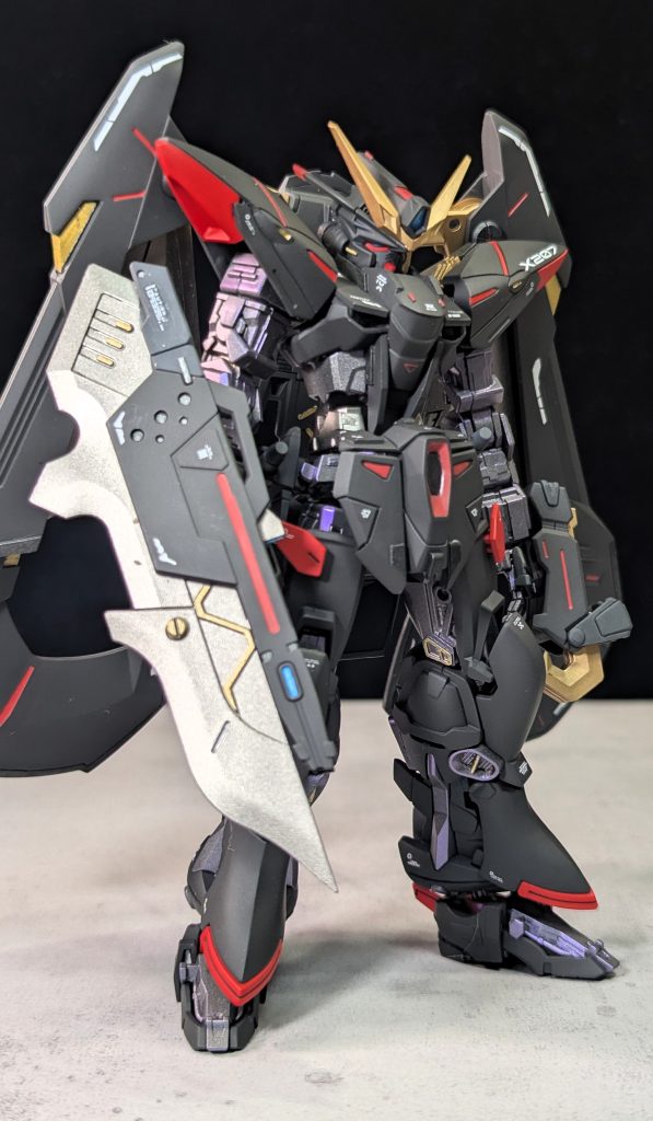 こちらは天ミナをリスペクトした形態。武装類はすべて、先端部分のシャープ化をしています。シャープ化の方法の一つに、先端にプラ素材を接着して削る(微妙に延長する)やり方があります。私は元のキットを削り込む(微妙に短くなる)方法を取っています。単純に、加工後の処理の手間が楽なだけで選んでます(笑