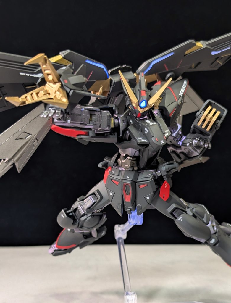 元キットのおかげで、アクションポーズもそれなりに取れます。グレイプニールやツムハノタチは2mmネオジウム磁石で取り付けできるようにしています。しかし、2mmで小さく、保持力はちょっと弱めです。トツカノツルギをマウントしているサイドアーマーは、わざと90度回転させて取り付けています。マウントしているツルギが、後ろ方向へ伸びるシルエットのほうが好きです。