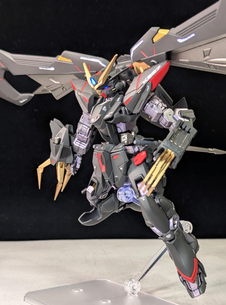 今回の製作では、天ミナが元々ブリッツを取り込んでいる設定もあって、「ミキシングした感」は少なくなりました。その分、胸部周りの構造はスクラッチに近く、肩アーマーもフロントスカートもかなり印象が変わるようなスジボリデザインを施しました。作例のネーミングもかなり迷いましたが、アストレイを素体にしたブリッツという意図を優先しました。また、「T-」の記号は化学用語の「トランス体」から拝借。似て非なるもの、という意図があります。