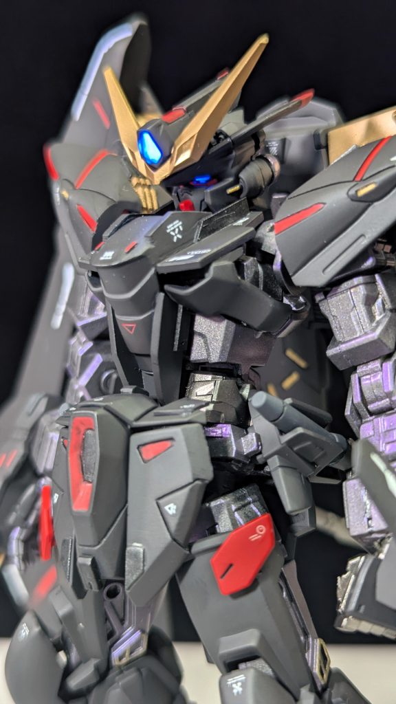 ここからはやや制作裏話を。頭部は天ミナベースですが、特徴的なアゴガードや側頭部の触覚(?)はカット。かなりのガンダム顔にしました。ブレードアンテナとメインカメラはブリッツからの流用ですが、これを天ミナのヘッドパーツにつけるのは結構力技で・・。パッと見でカッコよく見えればそれで良し!の精神も大切ですね。