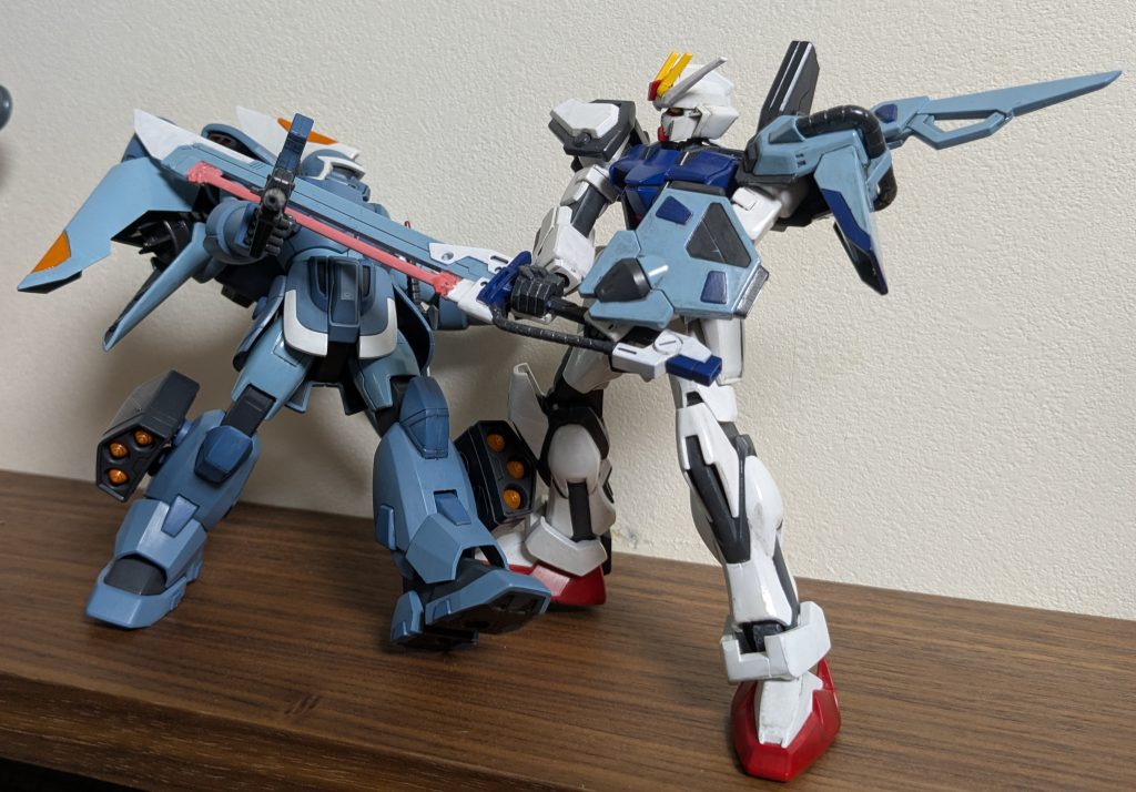 イヤー!グワー!ソードストライクの犠牲者といえばそのいち。HGモビルジンさん。こうやって並べると水色用意するのが面倒でジンさん塗ったときの色を流用したのがばれますね。
