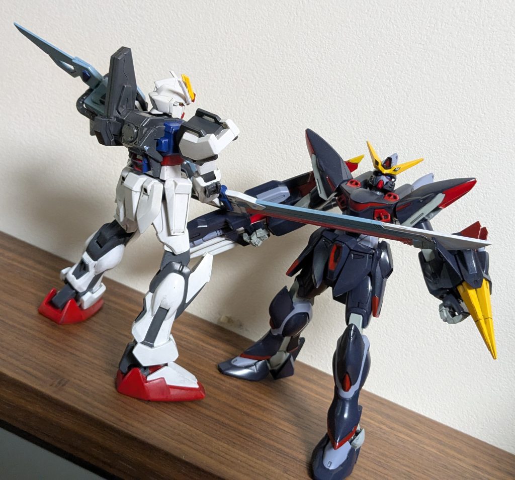 イヤー!グワー!ソードストライクの犠牲者といえばそのに。HGブリッツガンダムさん。実はコレクションシリーズのブリッツ塗ったときに同時にコレも塗ってたり。本体色の混ぜた色つくりなおすの面倒なので。 というわけでコレクションシリーズの8.5体目、ソードストライカー with 旧HGストライクガンダムとかでした。オプションパーツセット02も持ってるのであまりモチベーションも上がらず、どうしようかなコレとは思っていたんですが、たくさん転がってる旧HGのほうのストライクをひとつ全塗装してみようかっていうついでに手を出してみました。さてランチャーストライカーのほうはどうするかなあ?