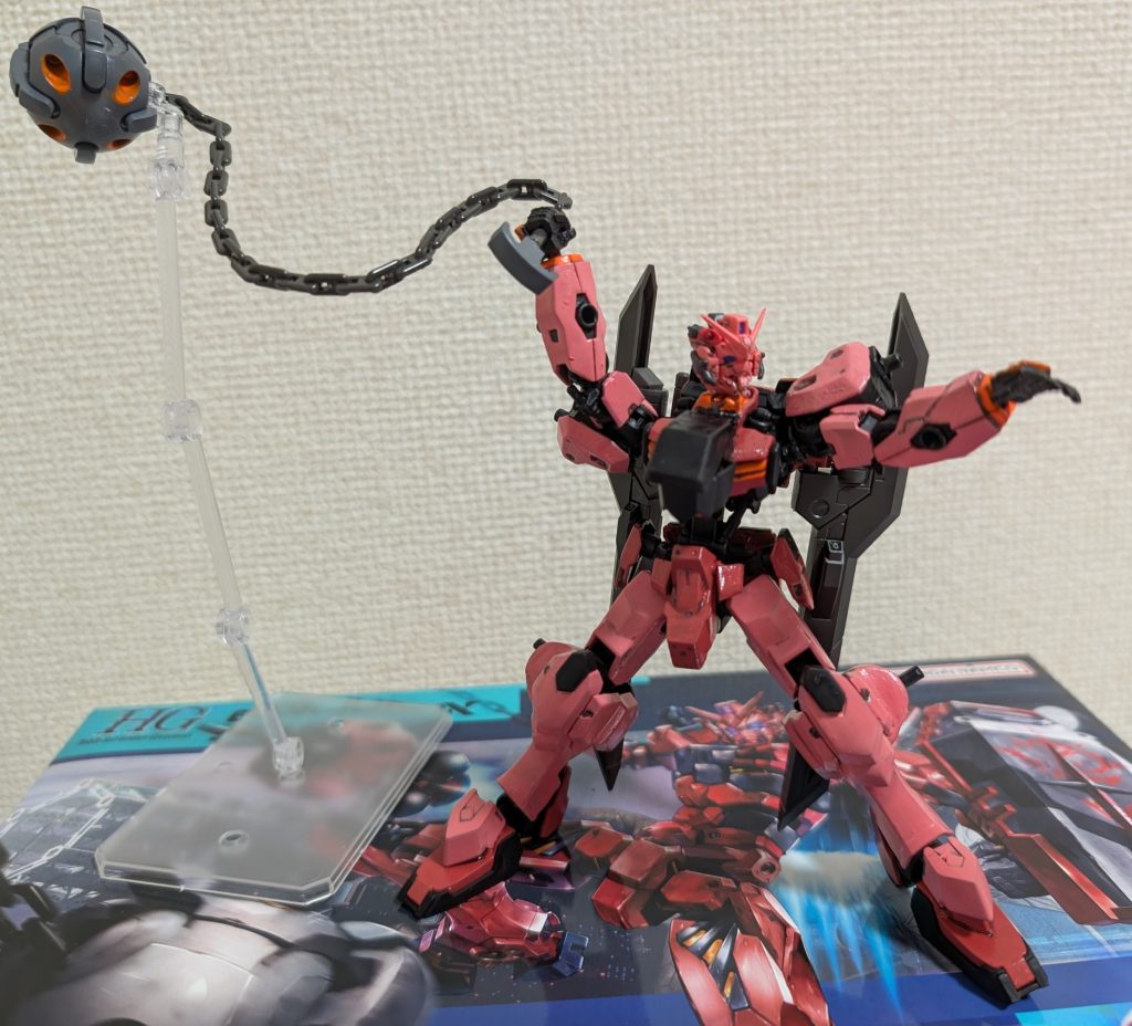 ハンマーの噴射口?もオレンジ色に塗っています。クリアスタンドのおかげで、この様にアグレッシブなポーズも取れますね♪♪