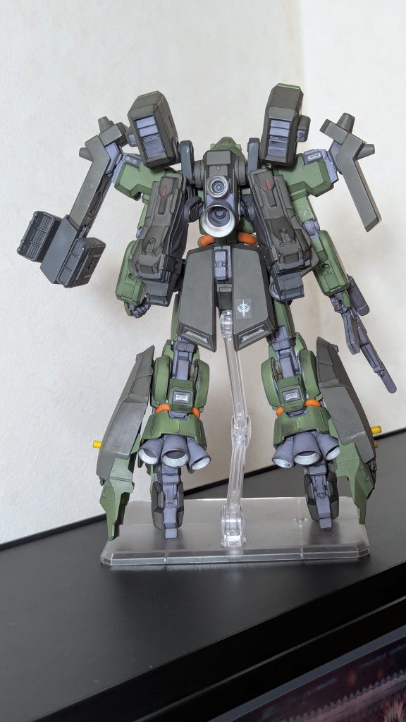 設定画のバーニアノズルの塗分けに挑戦したけどめちゃくちゃ大変でした。背面の追加スラスターもヘキサギアから拝借しました。ミサイルポッドはオプション感を出したくて装着。ハードポイントは両シールドに必要だと思いつつも制作の手間を惜しんで何もない方はそのまま。。。