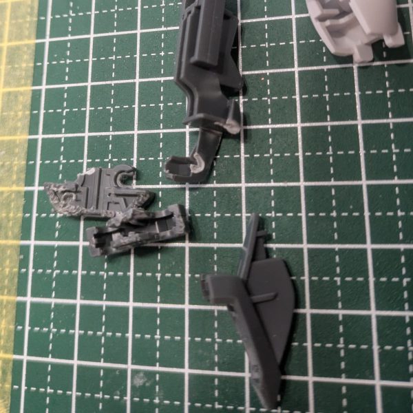 ただ普通にEGストライクを作りたかっただけなのに‥ 仮組みしてバラそうとしただけなのに‥ 膝裏のパーツが取れなかった‥ どんなに頑張っても どんなに頑張っても‥  そして気がつくと、膝裏のパーツは原型を留めていなかった。  僕の初めてのEGストライクは完成する事なく壊れた。   いや、 まだだ。 まだ諦めてたまるか。 こうなったらフュージョン（ミキシング）するしかない。  次回「復活のフュージョン」（1枚目）