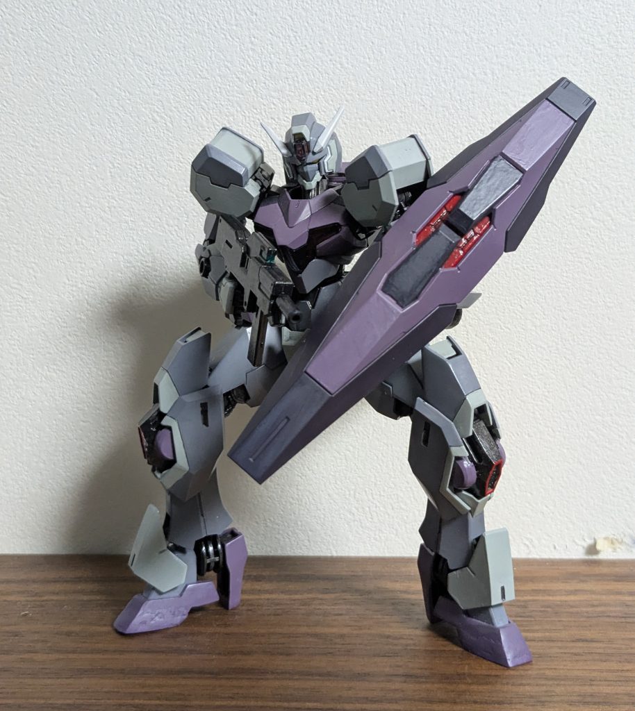どすこいぽーず。このキット膝のあたりRGみたいに一部スライドするギミックがおもしろいのですよね。出来がいいし組みやすいしカッコイイし比較的買いやすいしでオススメです。足首あたりのパーツが折れやすいのだけ注意かな。甲のパーツを接続してるボールジョイントのところとか私はばきばき折りました。というわけで、新しめのキットってどういう感じなのかなというオタメシとスジボリの練習がてらに組んだ水星HGガンヴォルヴァさんでした。つま先の加工がきたなくなちゃってる以外はまあそれなりにできたかなと。