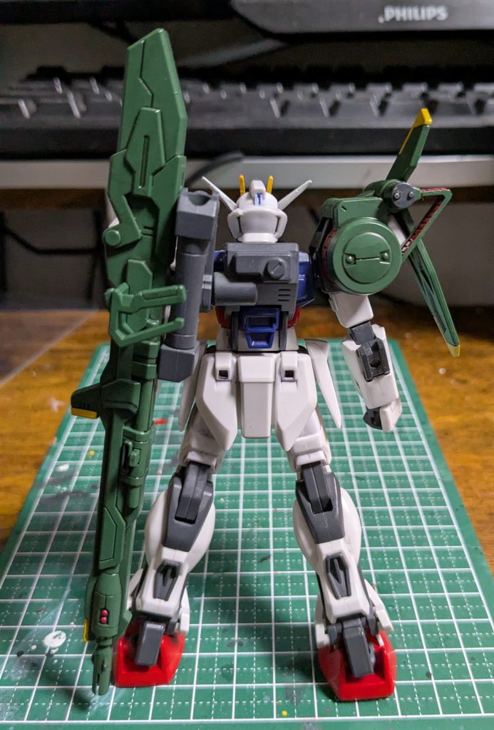 背面。バックパックが小さい割にはアグニの接続アームがごついのがアンバランスな感じがしますね。本体のスラスター部分、2体目なのもあって塗り分けさぼってます。前のはちゃんと塗ってたんですが、いま確認したら映ってなかった。塗り損です。