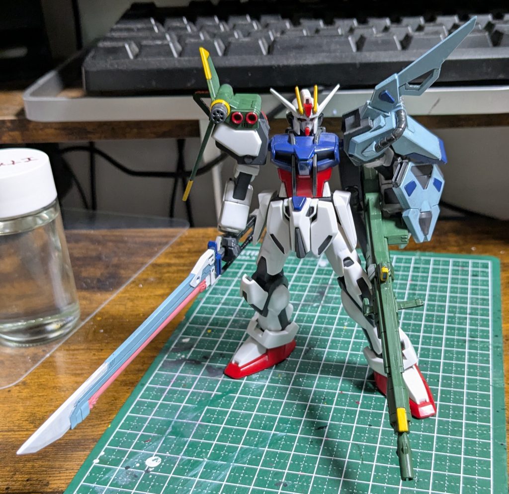 両ストライカーとりあえずくっつけてみたり。劇中ではいちばん登場頻度が高かったエールストライカーはありませんが。いや旧HGのエールストライカーも持ってはいるんですが、あれコレクションシリーズじゃないので今のところ私には塗る理由があまりないのですよね。