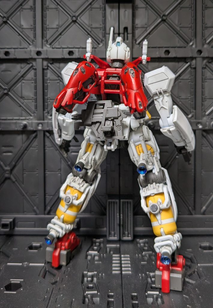 背面。すっきりな前面にくらべるとひじょーにメカメカしくてカッコイイ。