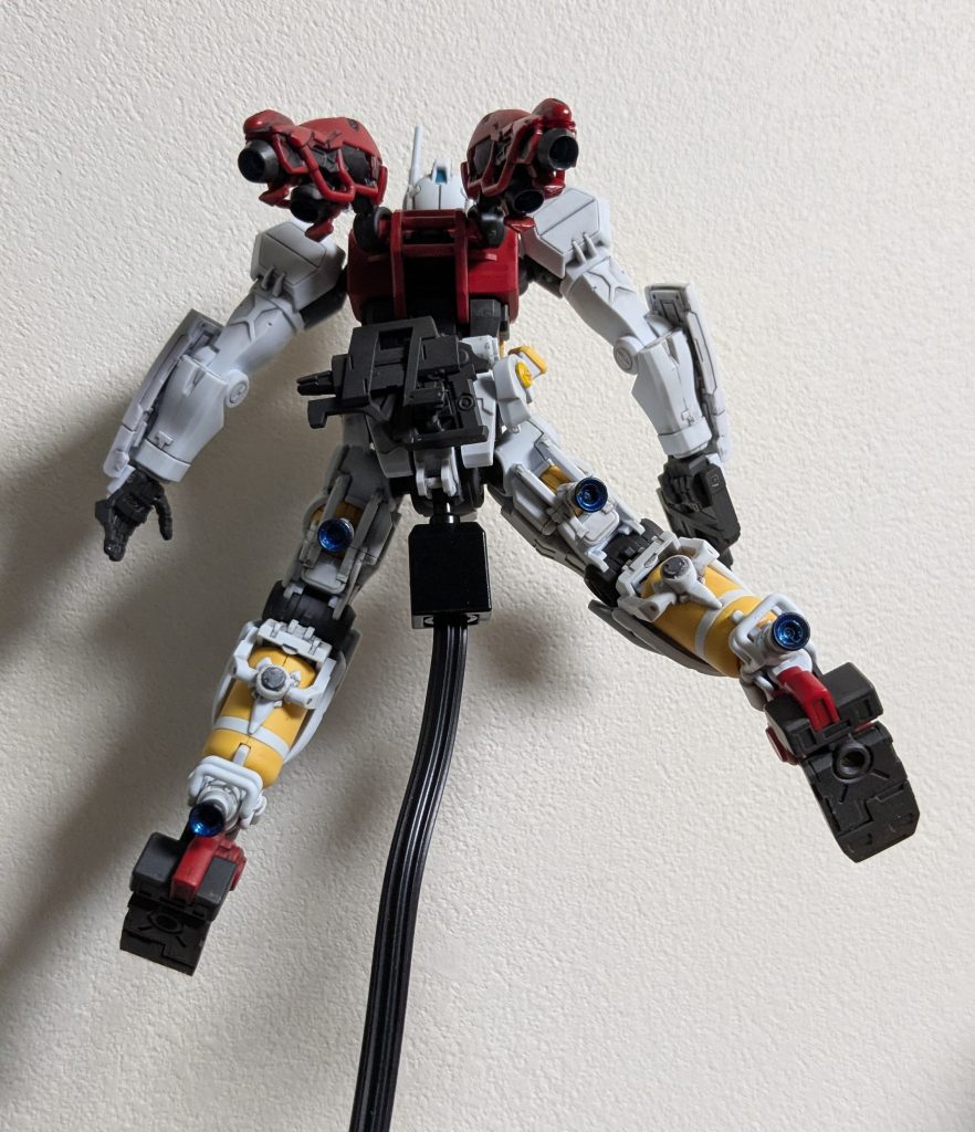 スラスターにだけある曲面が不思議。やっぱりこのゲルググは背面がかっこいいとおもう。