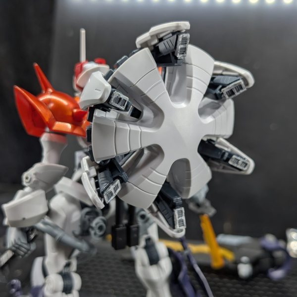 今回のミキシングでは、ハクジ装備をオミットしている分の推進力をオリジナル装備（ヴィーダーシュプルフ）により補っているという設定なので盾は全てブースターというワガママしています☺️ブースターはイフリート達にあったブースター切り貼りしている感じです✨️切り貼りしている最中やネオジム装着の動画はXに投稿します。いい感じにシルエットもまとまったので細部ヤスリや色々今後整えていきたいと思います✨️良ければ皆さんにシルエットのご感想聞きたいです✨️（1枚目）